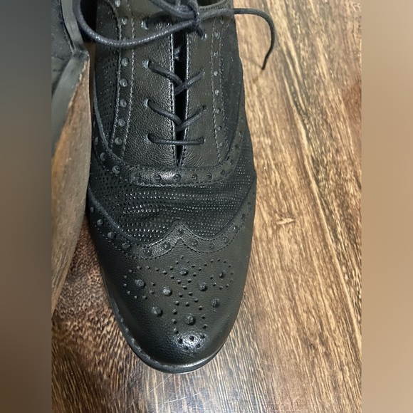 Stuart Weitzman Black Oxford Shoes with Broguing - Picture 4 of 7